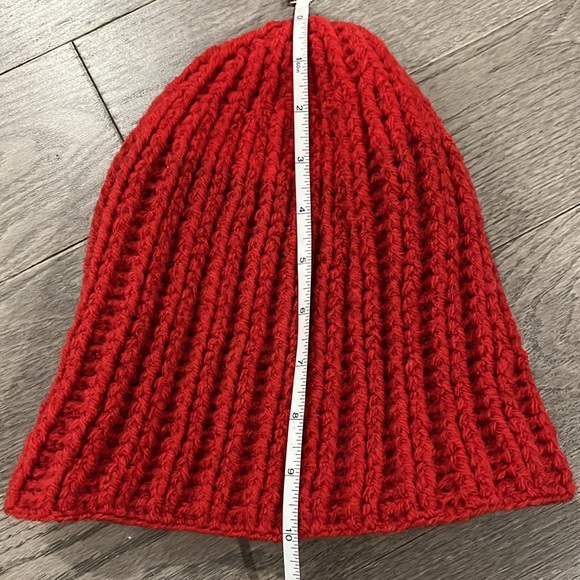 Handcrafted wool winter red hat - Picture 3 of 4